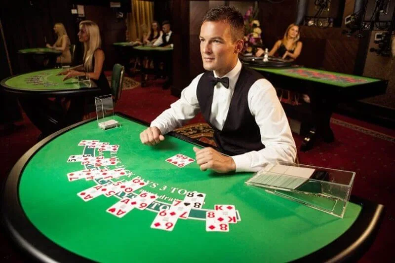 Antarmuka ruang kasino live yang menampilkan meja dan dealer